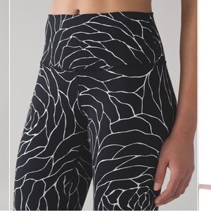 Lululemon Wunder Under Hi-Rise Tight (Full-On Luxtreme)
size 12
